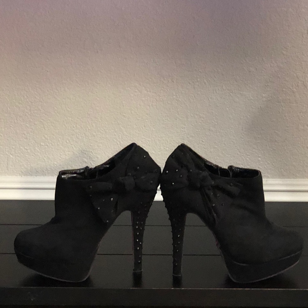 BETSEY JOHNSON BLACK STILETTO ANKLE BOOTIES